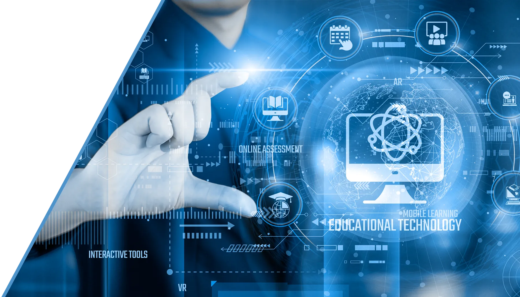 Hand greift nach schwebenden Symbolen für digitale Lerntechnologien, AR, VR und Online Assessment