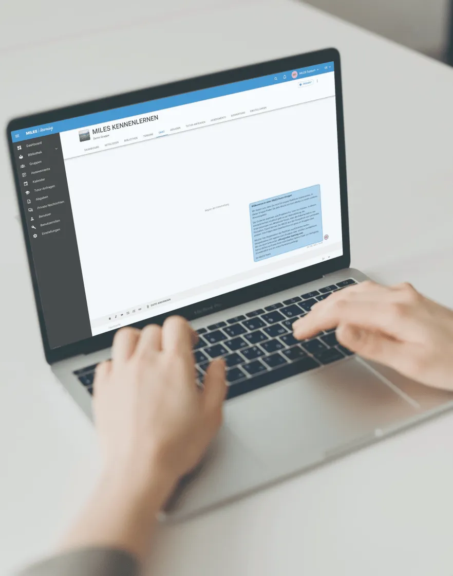 Foto: Hände tippen auf einem Laptop mit dem MILES Lernportal