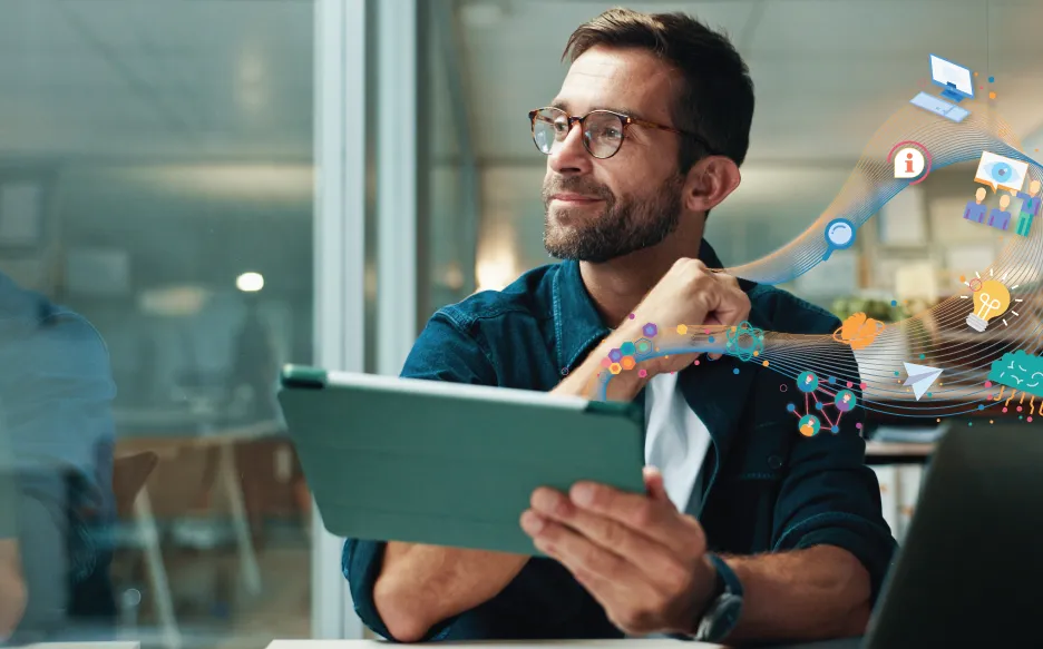 Mann am Schreibtisch mit Tablet, umgeben von schwebenden Symbolen für digitale Lerninhalte