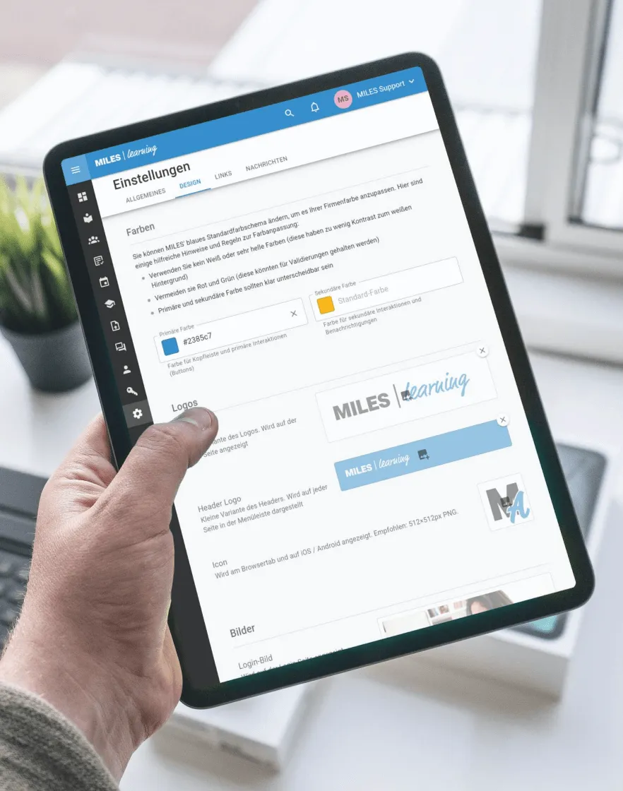 Foto: Hand hält ein Tablet mit der MILES Lernportal-Oberfläche